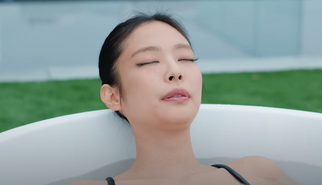 성공한 사람들이 극찬하는 '찬물 샤워' 과연 효과는? 제니(블랙핑크)가 자신 만의 피로 회복법으로 ‘콜드 플런지’(cold plunge)를 소개하는 영상을 유튜브 보그 채널을 통해 공개 했다. /Vogue(보그) 유튜브 채널 영상 캡쳐