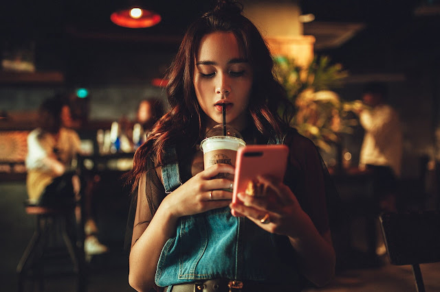 커피 종류별 카페인 함량 비교! 가장 안전한 선택은? woman drinking coffee cafe-1