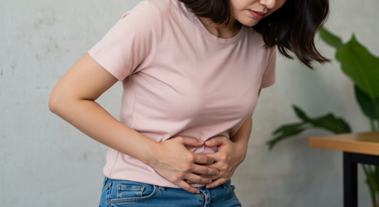 복통을 호소하는 여성, 과민성 대장 증후군 증상 대표 이미지